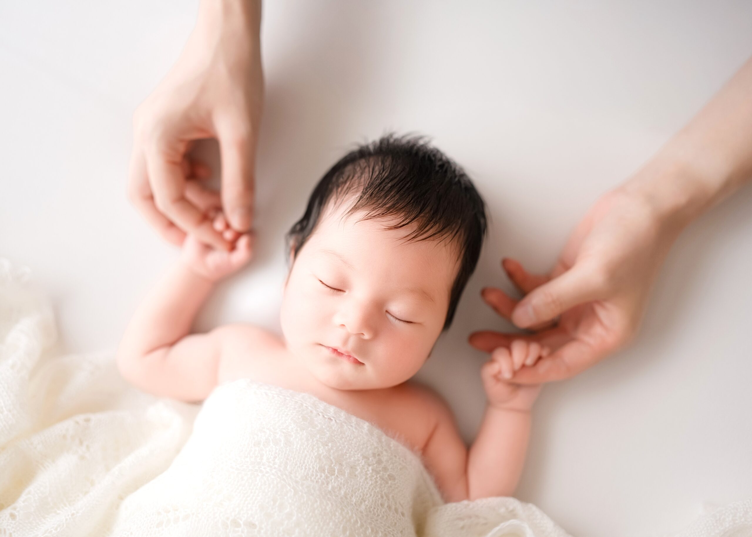 杉並区のニューボーンフォト|白を基調とした自然な雰囲気の撮影
赤ちゃんの安全を最優先に、ポーズド撮影と自然な姿の両方を大切にしています