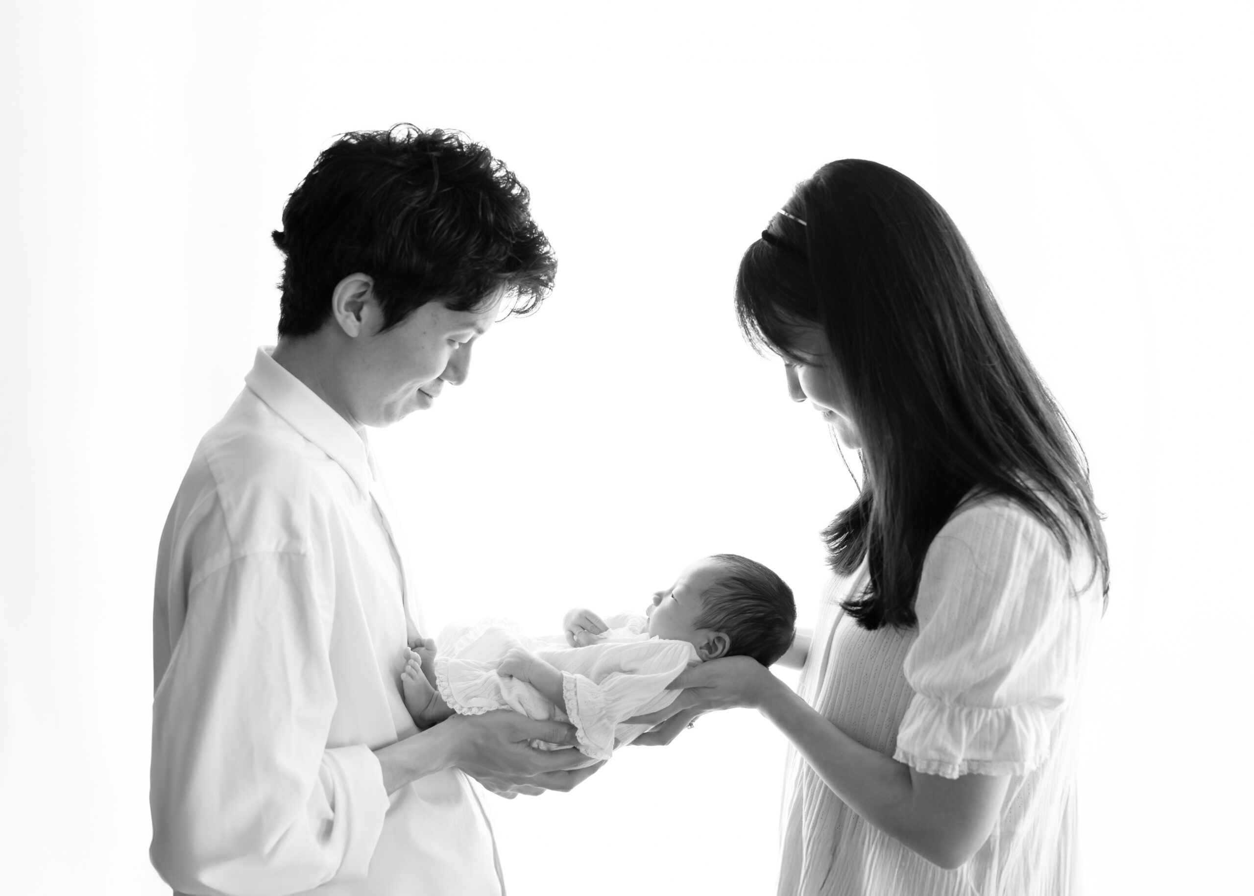 杉並区のニューボーンフォト|白を基調とした自然な雰囲気の撮影 赤ちゃんの安全を最優先に、ポーズド撮影と自然な姿の両方を大切にしています