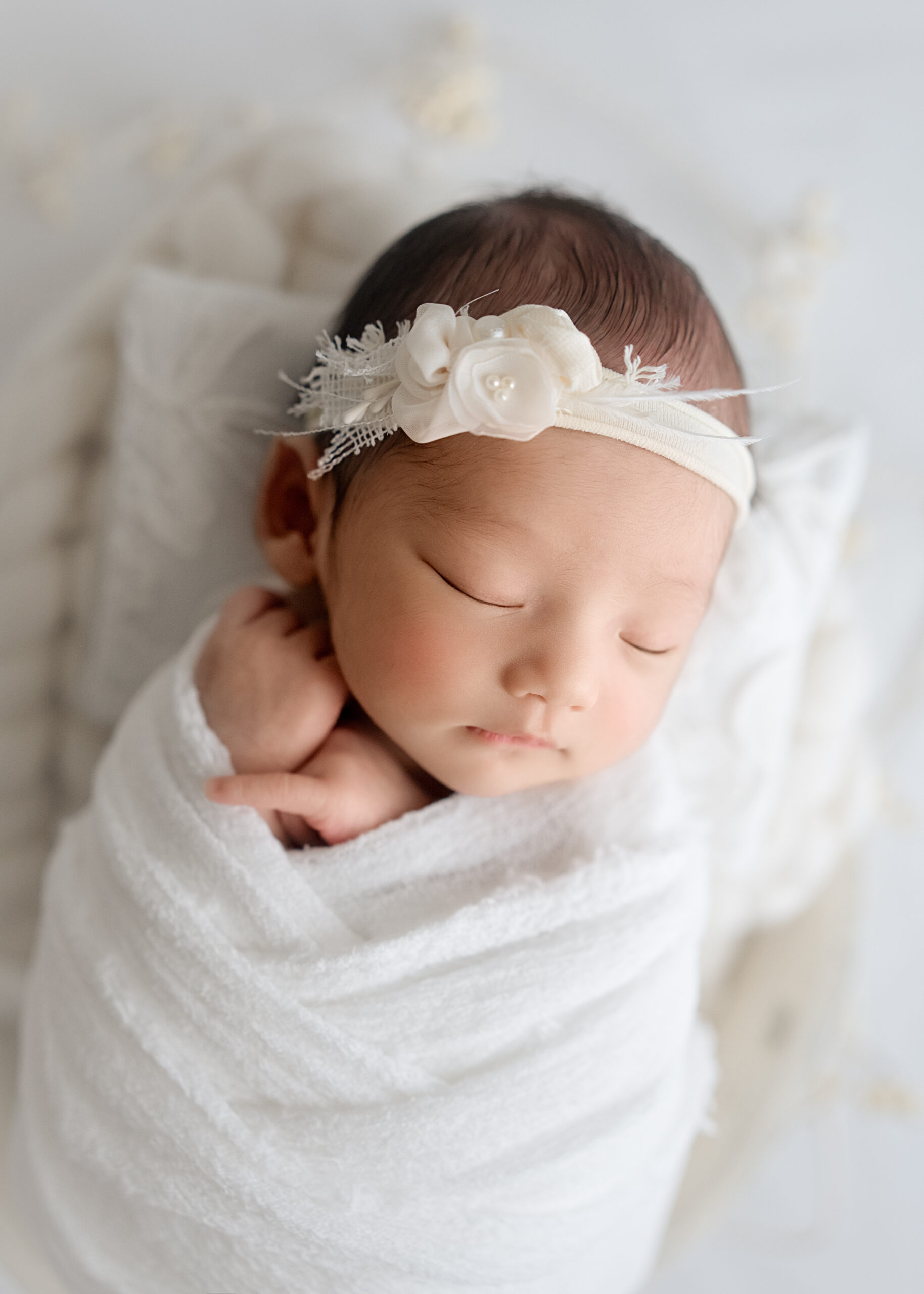 杉並区のニューボーンフォト|白を基調とした自然な雰囲気の撮影 赤ちゃんの安全を最優先に、ポーズド撮影と自然な姿の両方を大切にしています