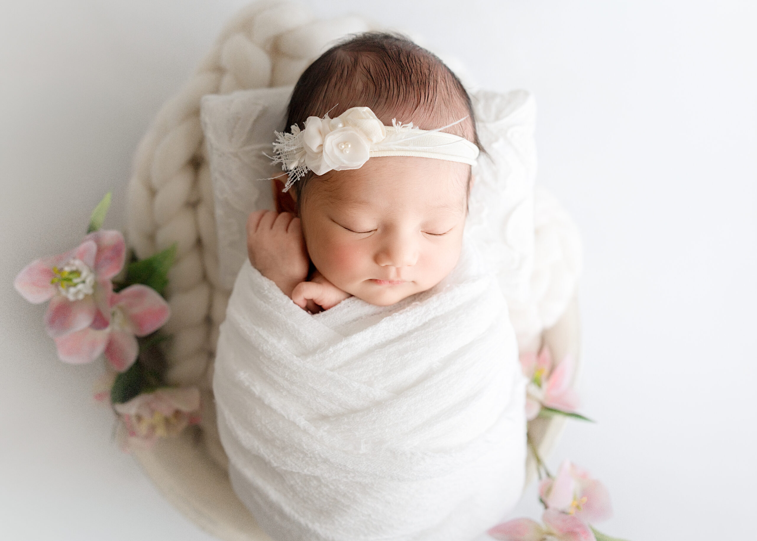 杉並区のニューボーンフォト|白を基調とした自然な雰囲気の撮影 赤ちゃんの安全を最優先に、ポーズド撮影と自然な姿の両方を大切にしています