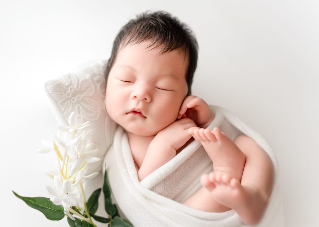 杉並区のニューボーンフォト|白を基調とした自然な雰囲気の撮影 赤ちゃんの安全を最優先に、ポーズド撮影と自然な姿の両方を大切にしています