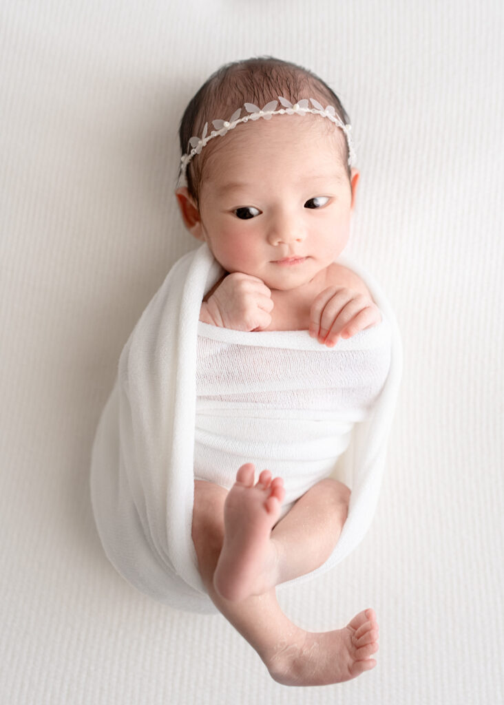 杉並区のニューボーンフォト｜白を基調とした自然な雰囲気の撮影 赤ちゃんの安全を最優先に、ポーズド撮影と自然な姿の両方を大切にしています