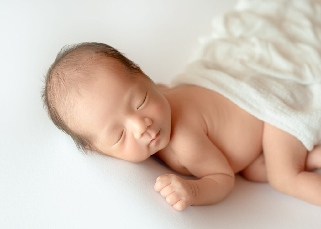 杉並区のニューボーンフォト｜白を基調とした自然な雰囲気の撮影 赤ちゃんの安全を最優先に、ポーズド撮影と自然な姿の両方を大切にしています