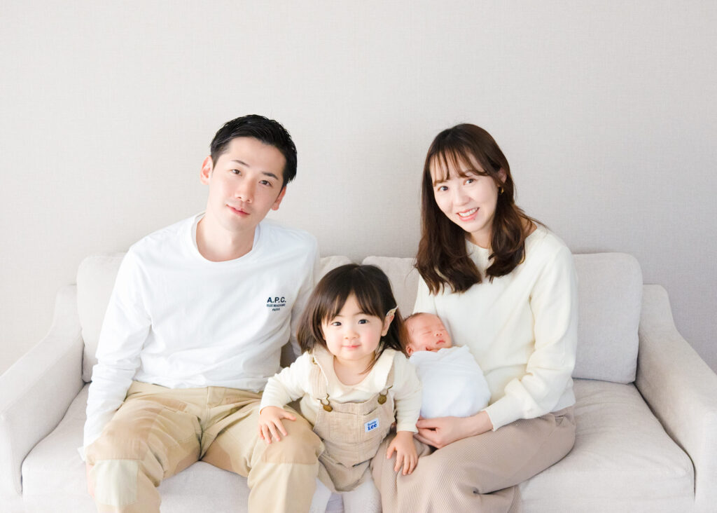 杉並区のニューボーンフォト｜白を基調とした自然な雰囲気の撮影 赤ちゃんの安全を最優先に、ポーズド撮影と自然な姿の両方を大切にしています