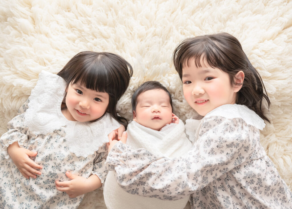 杉並区のニューボーンフォト｜白を基調とした自然な雰囲気の撮影 赤ちゃんの安全を最優先に、ポーズド撮影と自然な姿の両方を大切にしています